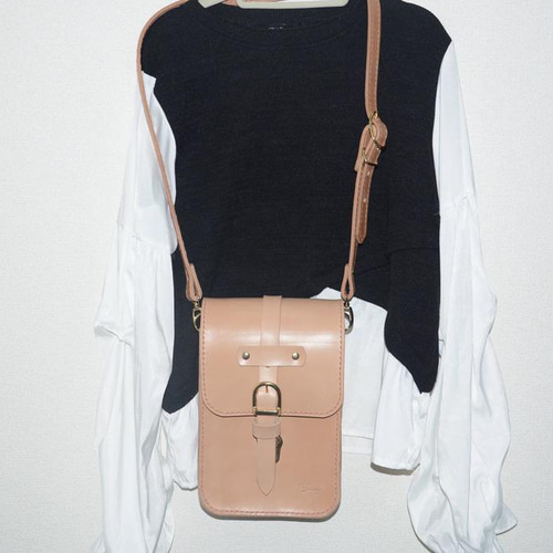 長財布が縦に入る ペットボトルが入る 肩掛けバッグ 本革一本ベルト