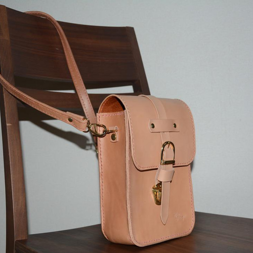 長財布が縦に入る ペットボトルが入る 肩掛けバッグ 本革一本ベルト