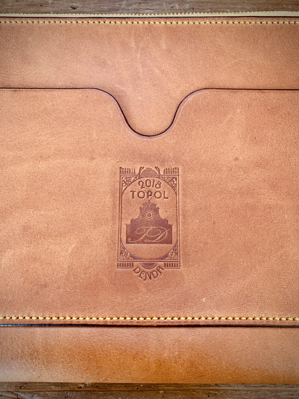 手縫いの革のクラッチバッグ『t - Topolino18』 7枚目の画像