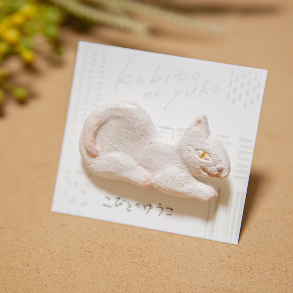 ねこ☆軽い【陶土の横をむいた猫ブローチ】動物・アニマル 2枚目の画像