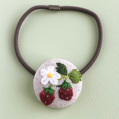 いちご刺繍 くるみボタンヘアゴム 27mm 春色新作2022 ヘアゴム tukuru 