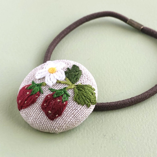 いちご刺繍 くるみボタンヘアゴム 27mm 春色新作2022 ヘアゴム いちご刺繍 くるみボタンヘアゴム 27mm 春色新作2022 ヘアゴム