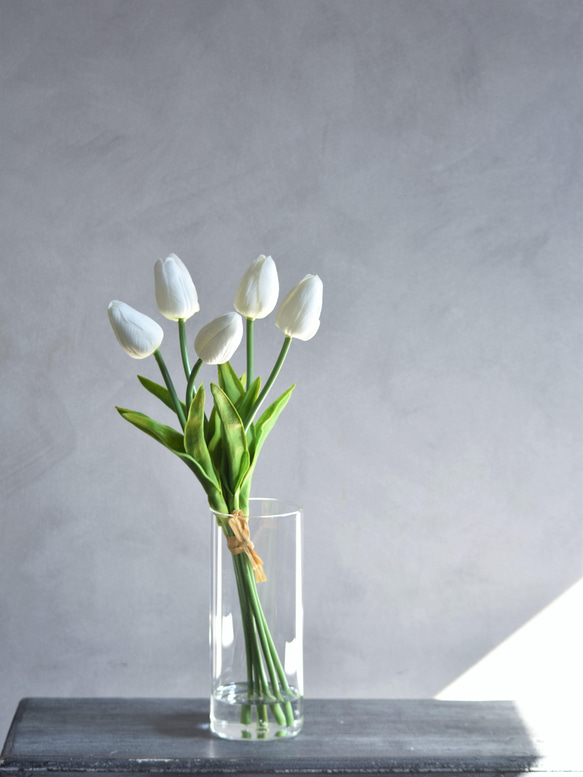 咲き続けるチューリップ(ホワイト)　マジカルウォーター　癒しのフラワーインテリア 2枚目の画像
