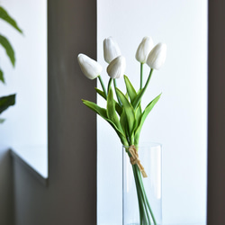 咲き続けるチューリップ(ホワイト)　マジカルウォーター　癒しのフラワーインテリア 5枚目の画像
