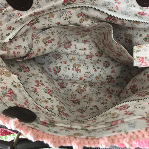 バラのトートバッグ（ピンク）☆レース編み ファスナー口 手編み バラ