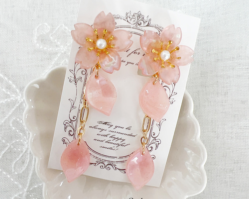 くすみ薔薇ビジュー×さくら花びらチャーム★ピアス/イヤリング 桜×花びら チェーン ピアス イヤリング ピアス（その他） Sakura