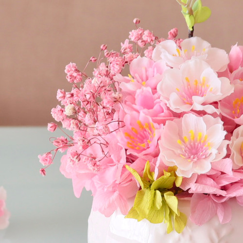 ラスト1点まるい花器の桜アレンジメント/タッセル付き（無料ギフト