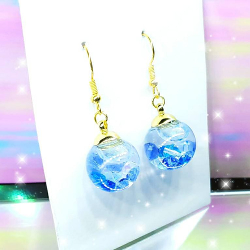 156 ガラスドーム✖︎高品質セルロースフラワー　ピアスorイヤリング シルバーフラワー×ウォーターイン オーロラガラスドームピアス