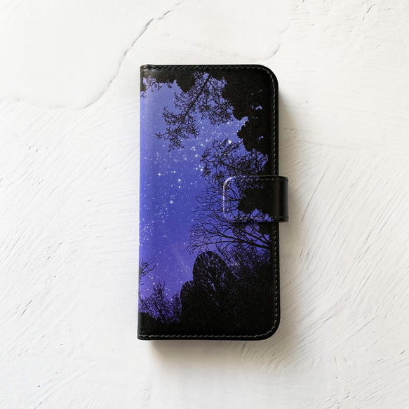 從森林仰望夜空（紫色天空）筆記本型 iPhone 手機殼 智能手機殼 兼容所有型號 iPhone14 第1張的照片