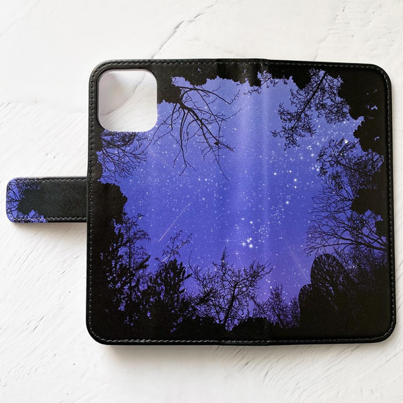 從森林仰望夜空（紫色天空）筆記本型 iPhone 手機殼 智能手機殼 兼容所有型號 iPhone14 第3張的照片