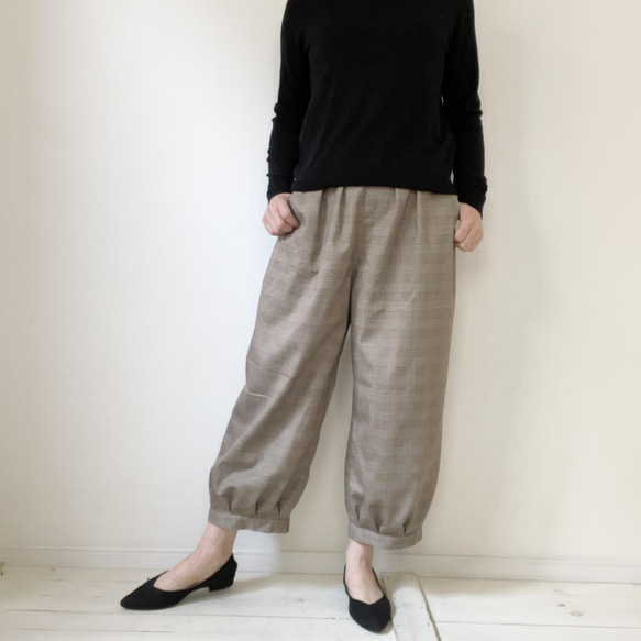 □再販大人気！グレンチェックカフスバルーンパンツ　ベージュ×茶色/オフ白×黒　★ポケット付　丈調節可能　ウエストゴム 1枚目の画像