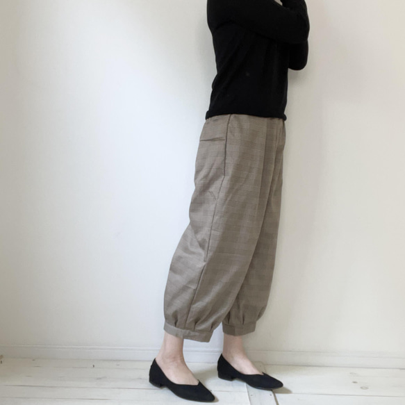□再販大人気！グレンチェックカフスバルーンパンツ　ベージュ×茶色/オフ白×黒　★ポケット付　丈調節可能　ウエストゴム 3枚目の画像