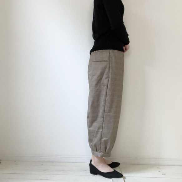 □再販大人気！グレンチェックカフスバルーンパンツ　ベージュ×茶色/オフ白×黒　★ポケット付　丈調節可能　ウエストゴム 4枚目の画像
