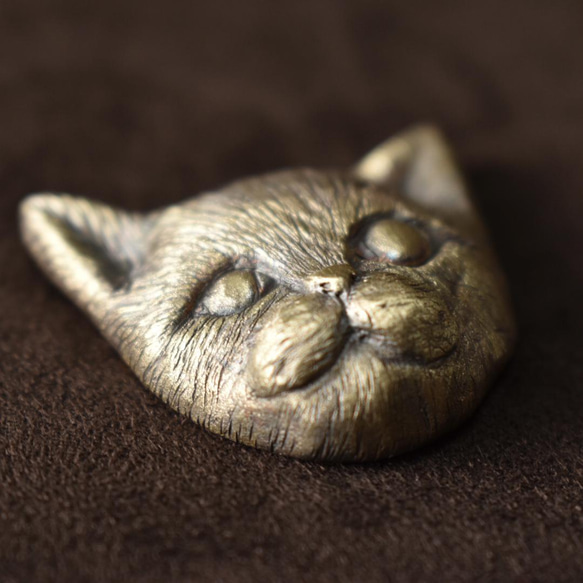 真鍮 子猫のブローチ 【アンティーク風の猫ちゃんアクセサリー】 3枚目の画像