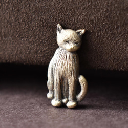 【再販！】真鍮 ちょこんと座る猫ちゃんのミニブローチ 【アンティーク風な猫ちゃんアクセサリー】 2枚目の画像