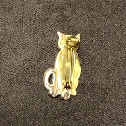 【再販！】真鍮 ちょこんと座る猫ちゃんのミニブローチ 【アンティーク風な猫ちゃんアクセサリー】 8枚目の画像