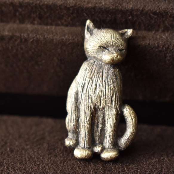 【再販！】真鍮 ちょこんと座る猫ちゃんのミニブローチ 【アンティーク風な猫ちゃんアクセサリー】 6枚目の画像