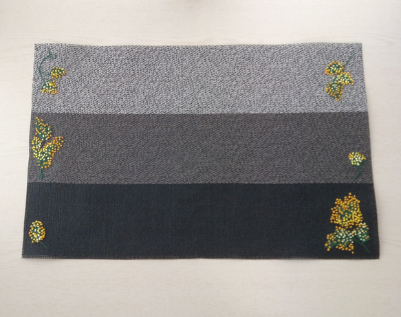 ミモザの花の手刺繍ランチョンマット 6枚目の画像