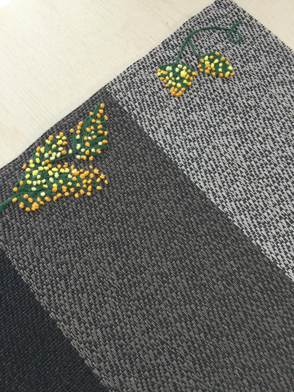 ミモザの花の手刺繍ランチョンマット 2枚目の画像