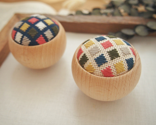 KKKK様用　参考写真　ピンクッション　針刺し　刺繍「ビオラ」 まち針2本付き 刺繍のピンクッションとまち針のセット、再入荷しました