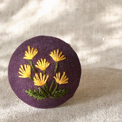 刺繍ブローチ(綿麻) たんぽぽ　ヘアゴム可 くるみボタン　送料無料 1枚目の画像