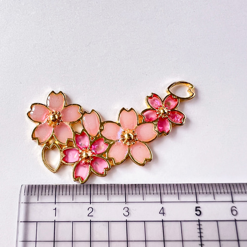 桜の花びら舞う春のブローチ 入学式 卒業式 セレモニーピンク