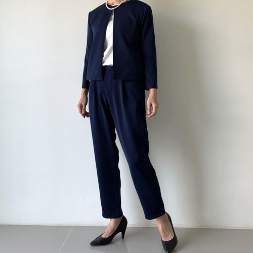 新色 パンツスーツ 濃紺 テーパードパンツとジャケット 入学式