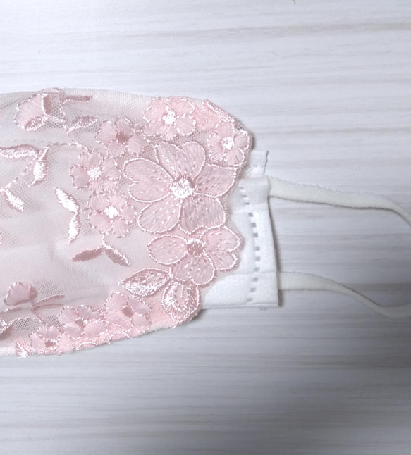 送料込み 不織布マスクカバー ピンク レース ラメ刺繍 花刺繍   肌に優しい 2枚目の画像