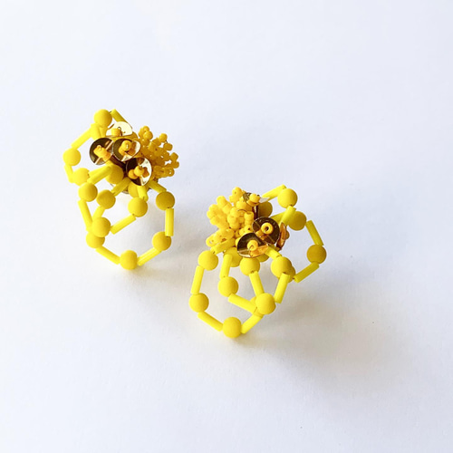 No.86✴︎アレルギー対応✴︎4つセット♡お花のビーズ1粒♡ピアス・イヤリング 淡水真珠(パール)8mm 一粒ピアス イヤリング サージカル