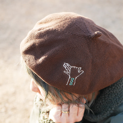 受注生産）影絵遊びの刺繍　年中使えるコットンベレー帽　コットン100%　犬　ロゴ 1枚目の画像