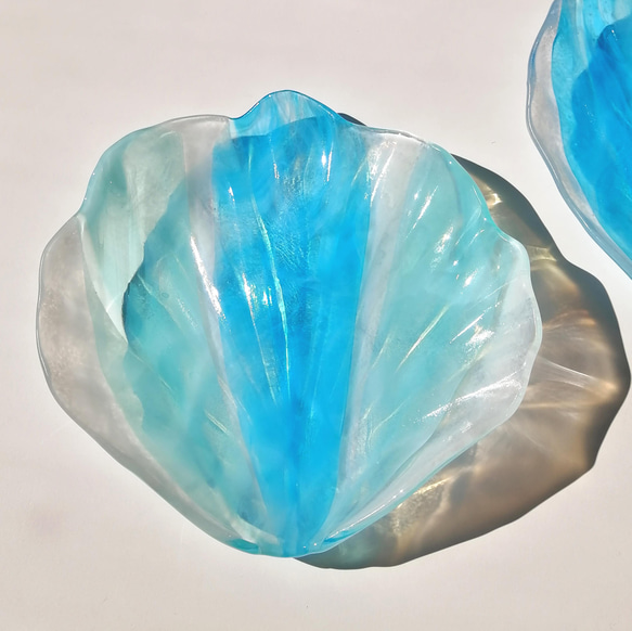 晴れやかブルー2023　ガラス製シェルプレート　貝殻型のガラス皿　オブジェとして飾っても 1枚目の画像