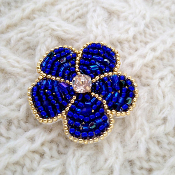 コバルトブルー　お花のビーズ刺繍ブローチ＊ＡＹＡ工房 4枚目の画像