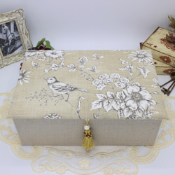 【受注制作】フランス製 トワルドジュイ　２段ツールボックス / 裁縫箱 （花と小鳥のリフレイン / ベージュ） 3枚目の画像