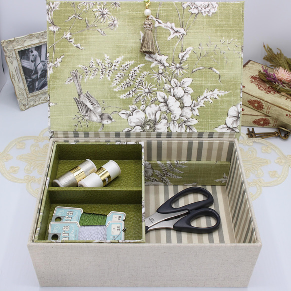 【受注制作】フランス製 トワルドジュイ　２段ツールボックス / 裁縫箱 （花と小鳥のリフレイン / グリーン） 1枚目の画像