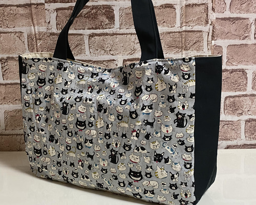 悪戯猫とワンコ柄のトートバッグ（Lサイズ） トートバッグ ピン 