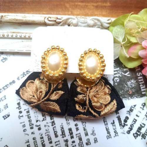 ピアス】おおぶり パール風 ビーズ刺繍 ゴールド カボション インド 