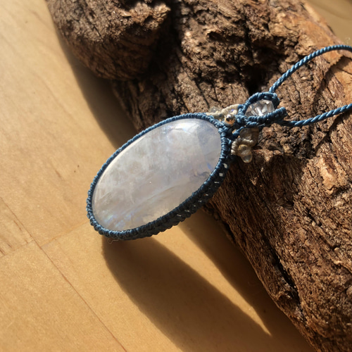 ホワイトラブラドライトのマクラメ編みネックレス☆ ネックレス