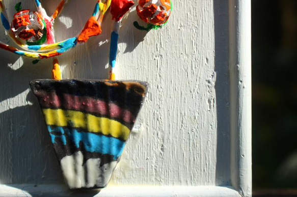 吊るして飾る手作りアート＜木の実、小枝、陶のコラボレーション＞©　　送料無料。 2枚目の画像