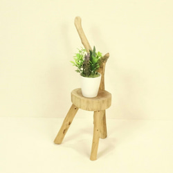 【温泉流木】かわいいバランスの椅子型飾り台スタンド004ナナメ枝 台座 流木インテリア 1枚目の画像