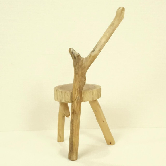 【温泉流木】かわいいバランスの椅子型飾り台スタンド004ナナメ枝 台座 流木インテリア 3枚目の画像