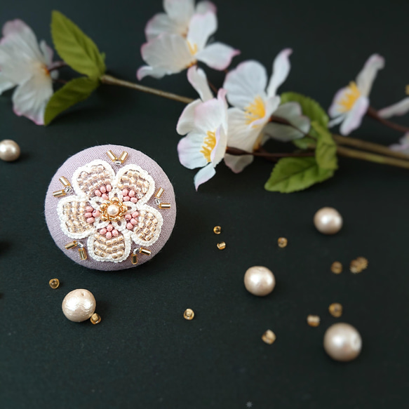 タティングレース×ビーズ刺繍の春めく桜のポニーフック くるみボタン ピンク 4枚目の画像