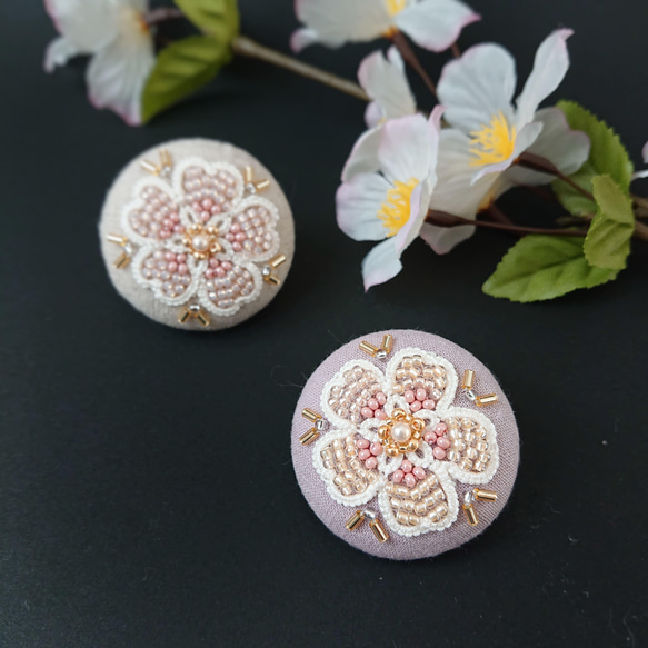 タティングレース×ビーズ刺繍の春めく桜のポニーフック くるみボタン ピンク 5枚目の画像