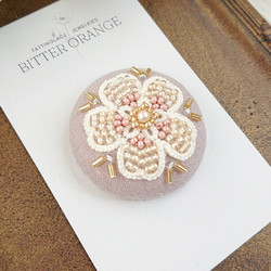 タティングレース×ビーズ刺繍の春めく桜のポニーフック くるみボタン ピンク 2枚目の画像