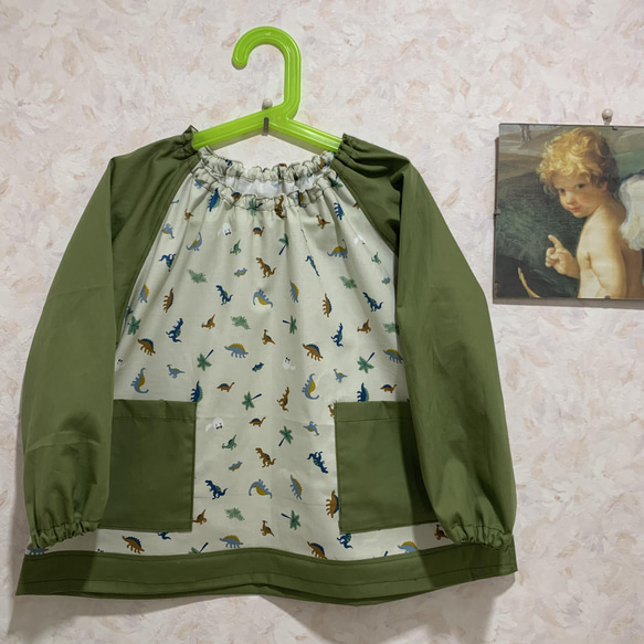 かわいい恐竜がいっぱいなスモックカーキ 長袖 110 男の子 その他入園