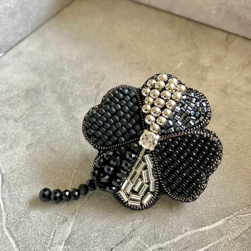 ビーズ刺繍 四葉クローバー型ブローチ 大人 ブラック×シルバー 