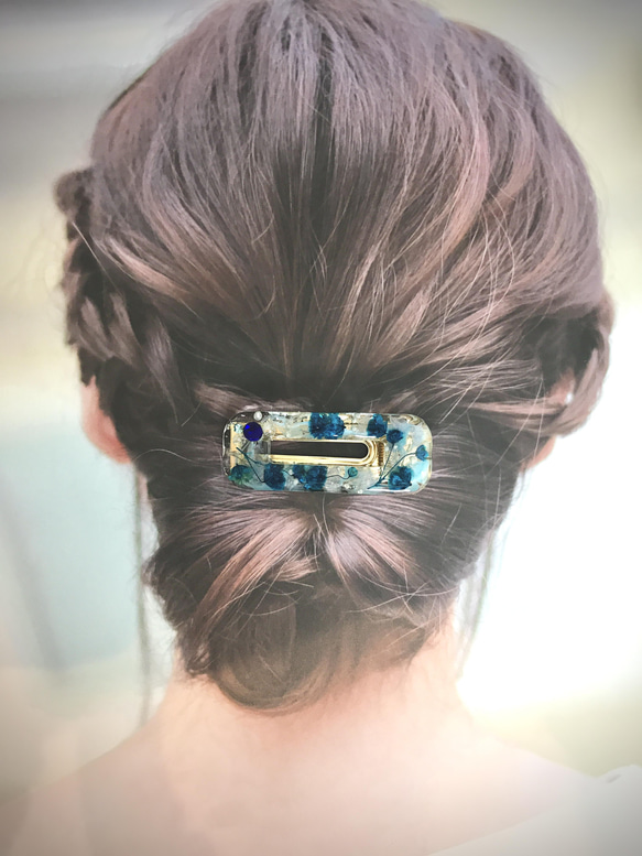 青のかすみ草のヘアクリップ 3枚目の画像