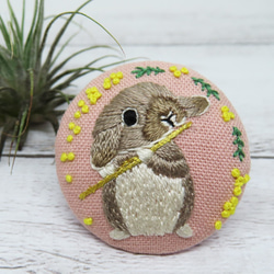 【ミモザVer.】フルートを吹くロップイヤーラビット♫刺繍ブローチ動物楽器シリーズ6.5 1枚目の画像