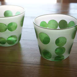 緑丸模様のグラス 2枚目の画像