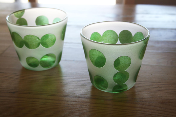 緑丸模様のグラス 2枚目の画像
