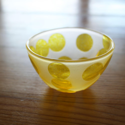黄色丸模様の冷酒杯 1枚目の画像
